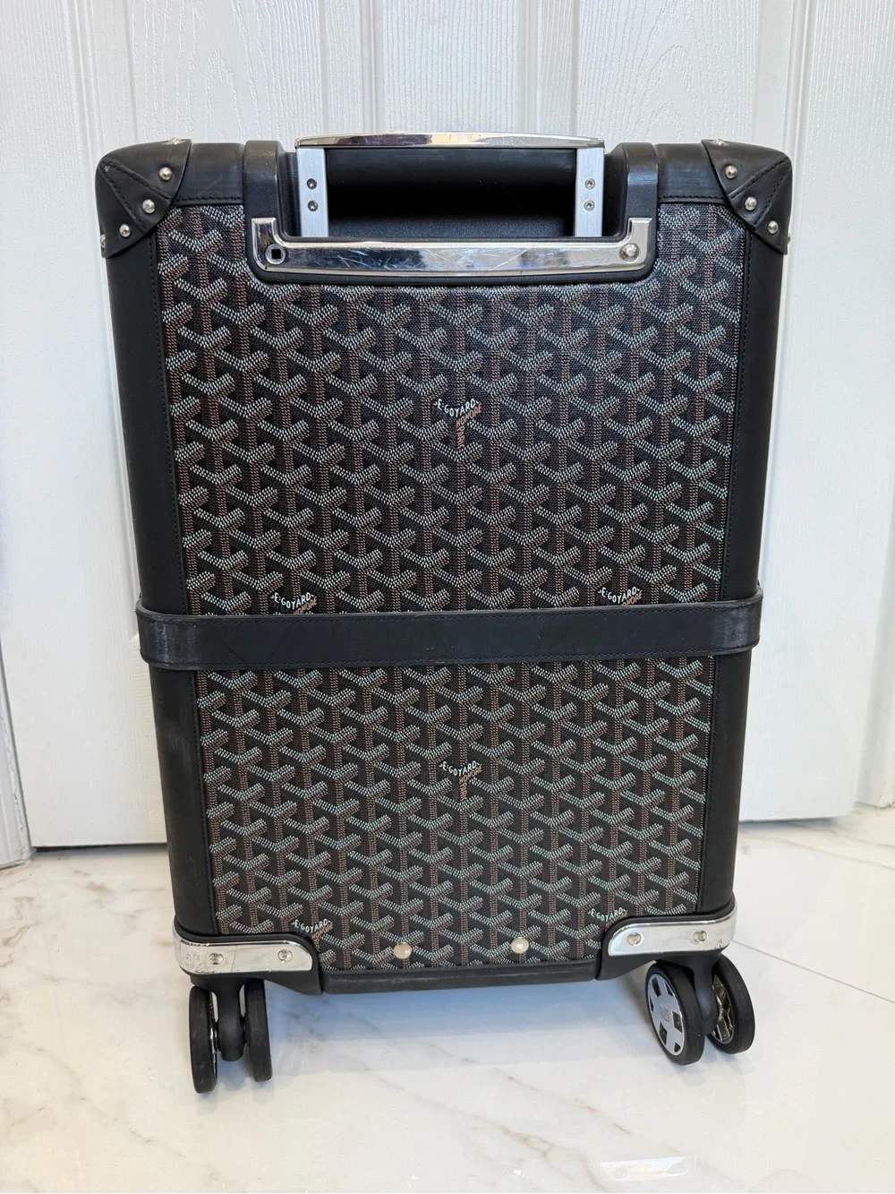 Goyard carry signature