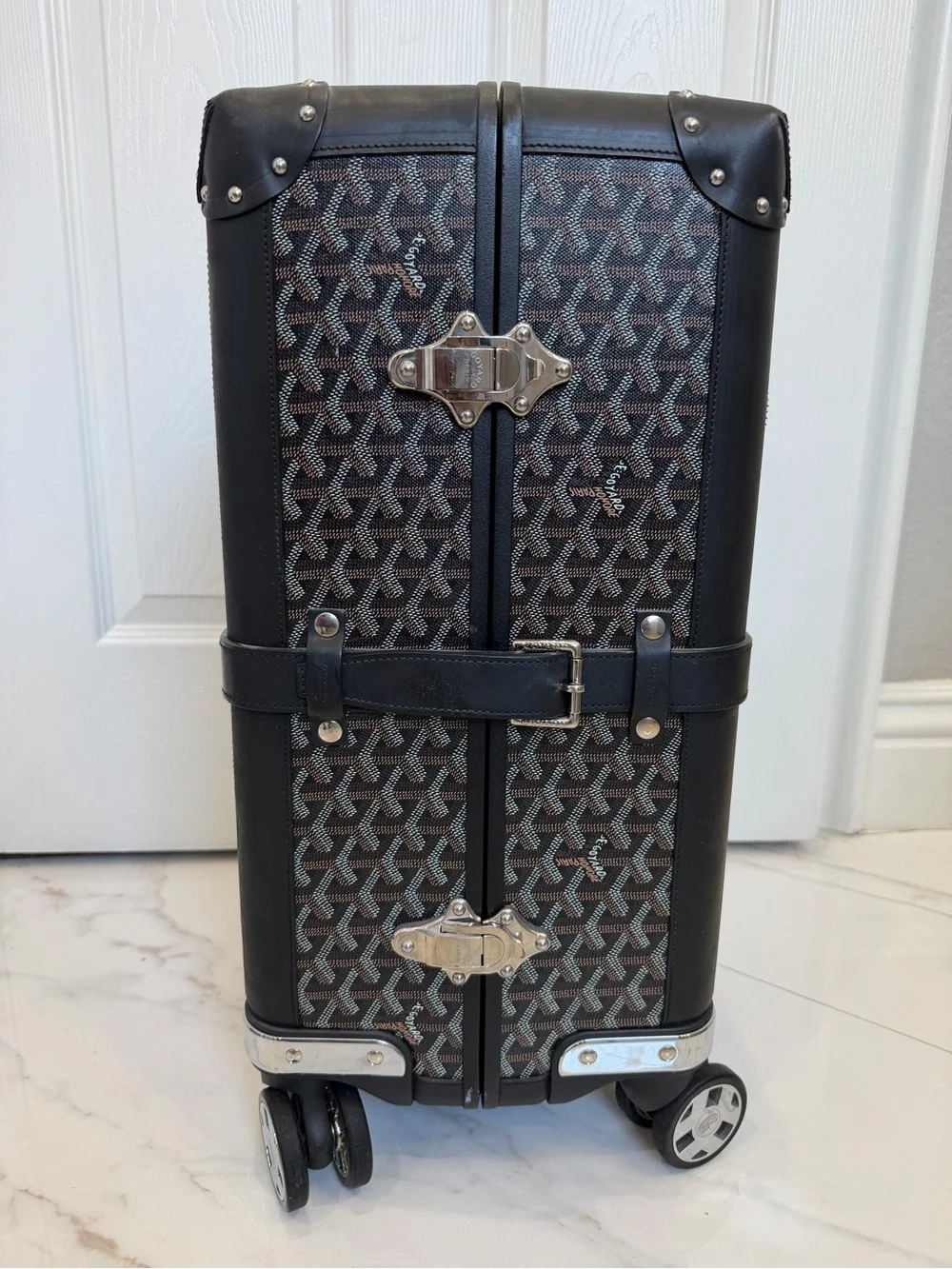 Goyard carry signature
