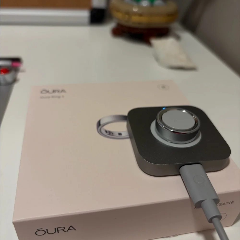 Oura ring 4 size 8 Wth charger (chrgr is $100 alone giving away for free)