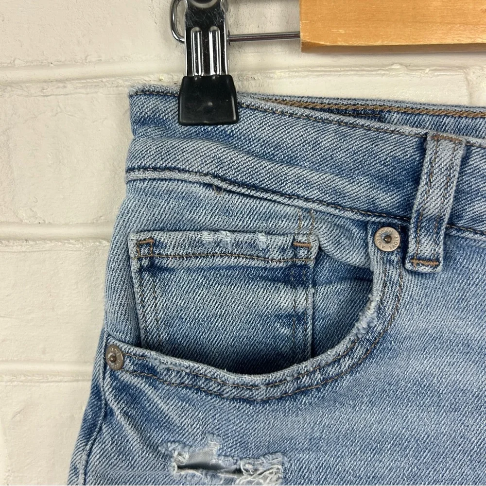 American Eagle Outfitters will glam