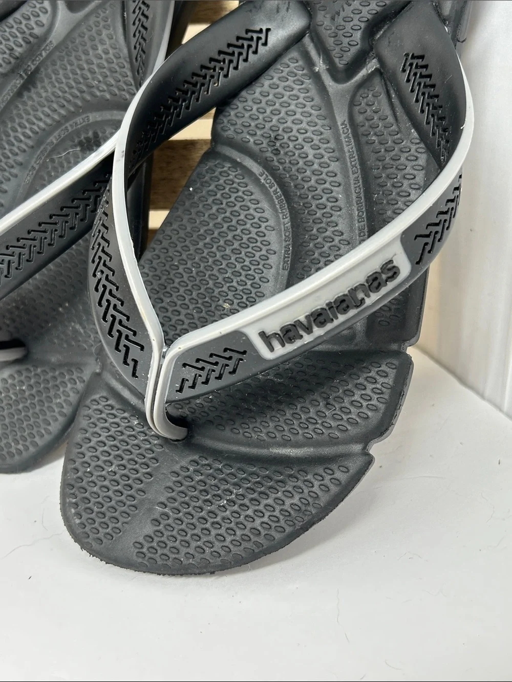 Havaianas Men’s Black Flip Flops with Gray Trim Size 41