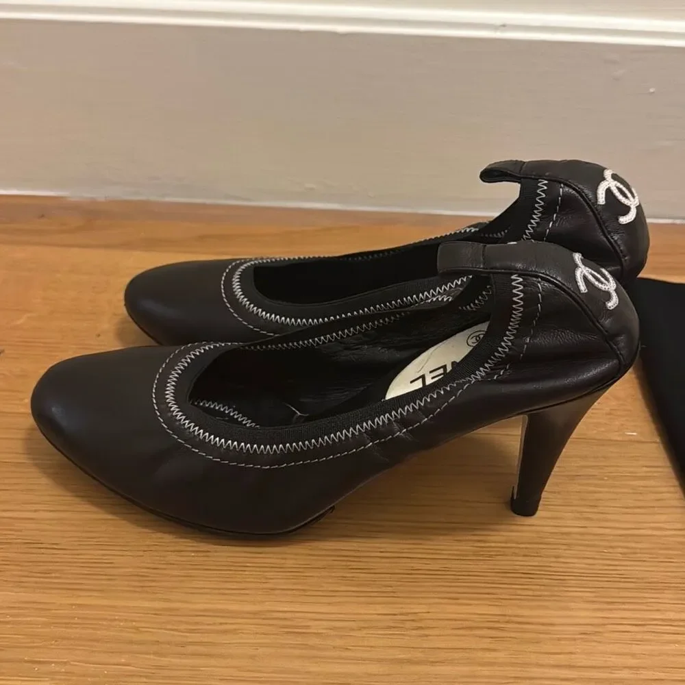 Chanel Vintage Black Leather White CC Logo Elastic Pumps size 39.5