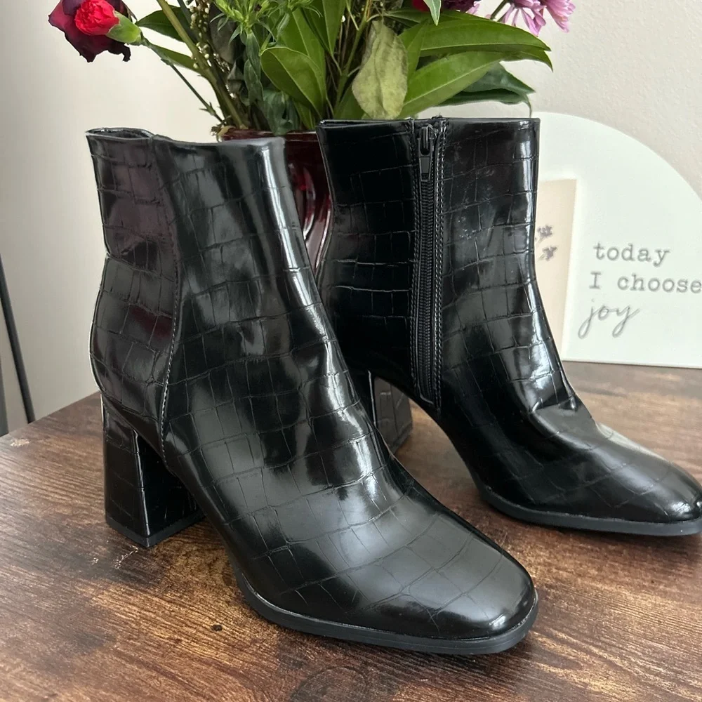 Madden Girl sleek black