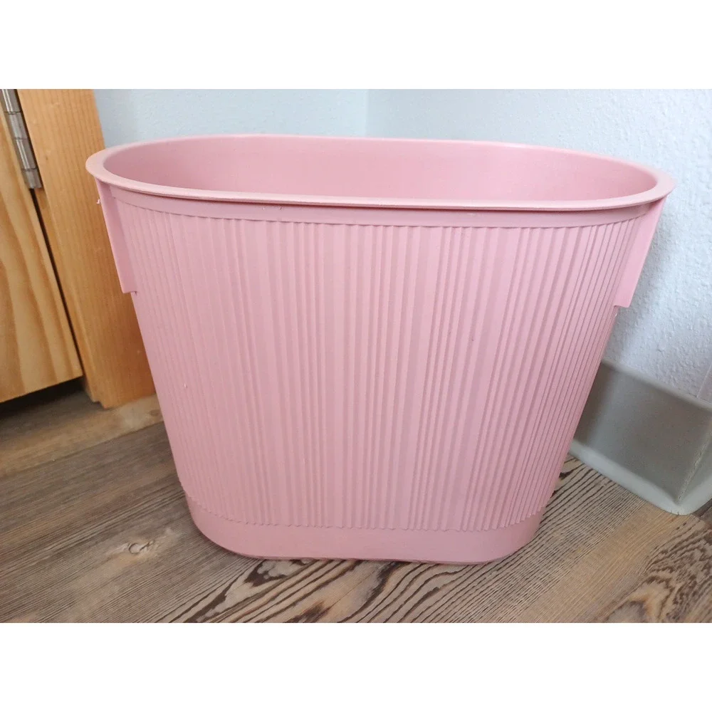 Rubbermaid carefully chips