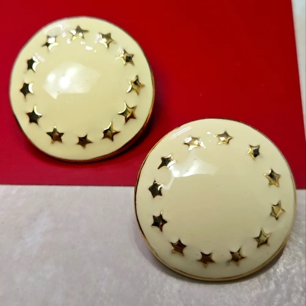Vintage elegant cream