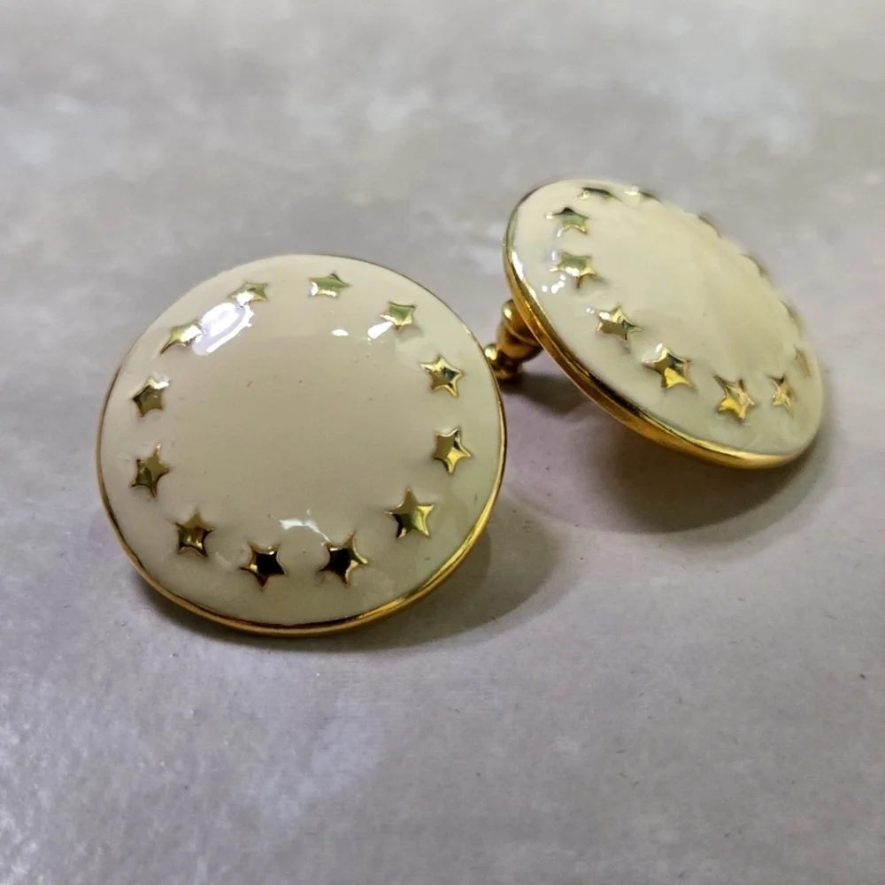 Vintage elegant cream