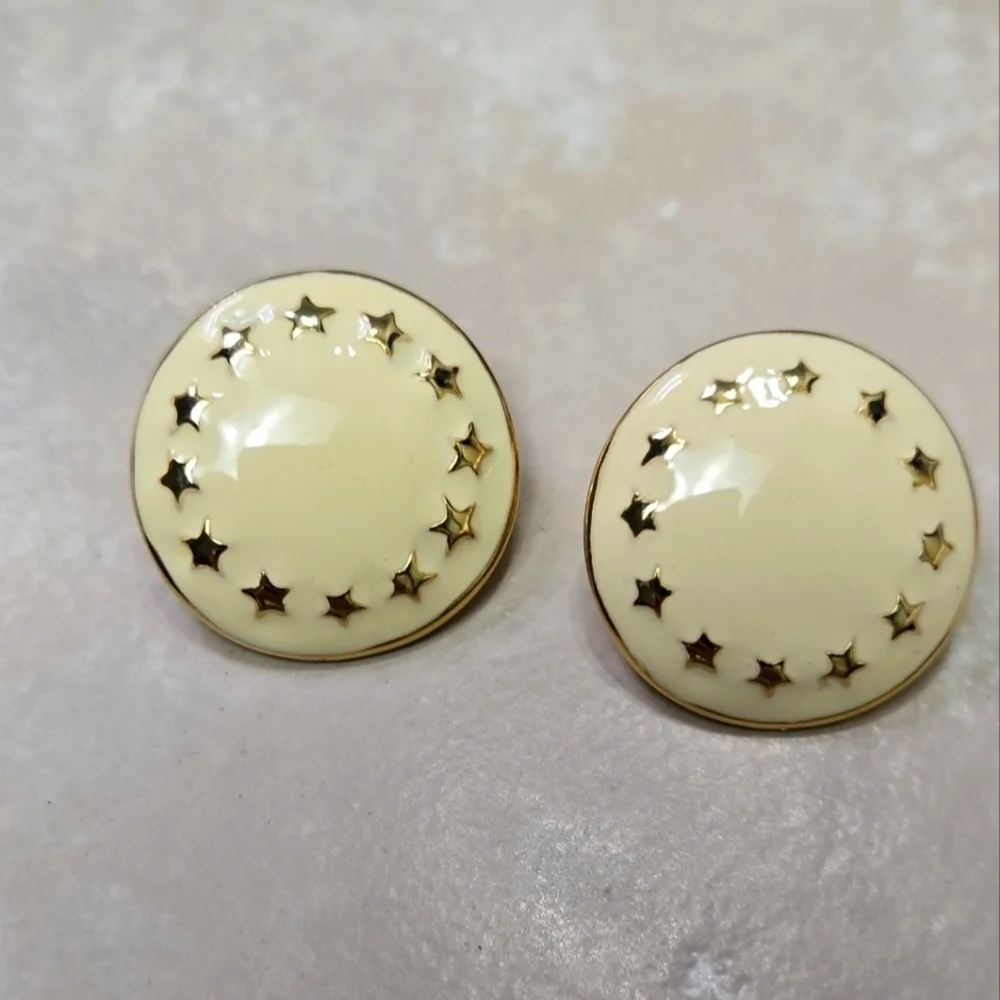 Vintage elegant cream