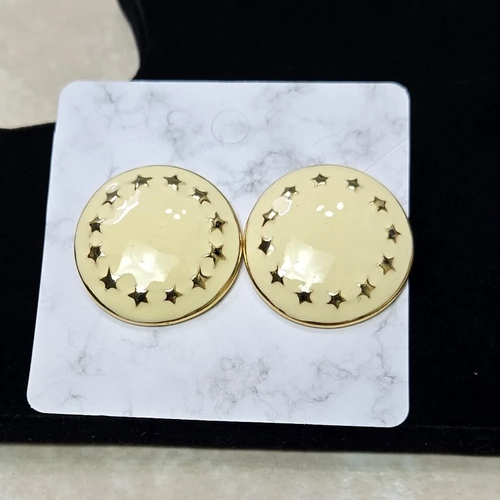 Vintage elegant cream