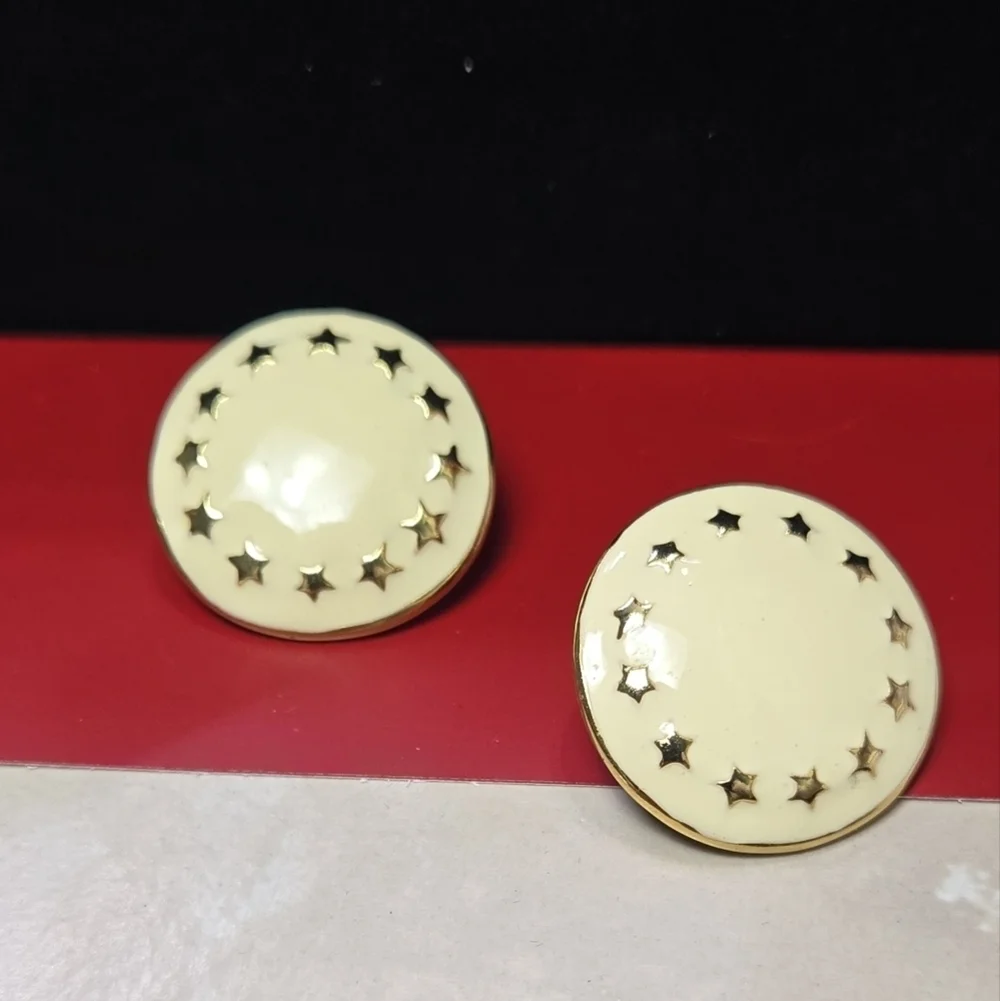 Vintage elegant cream