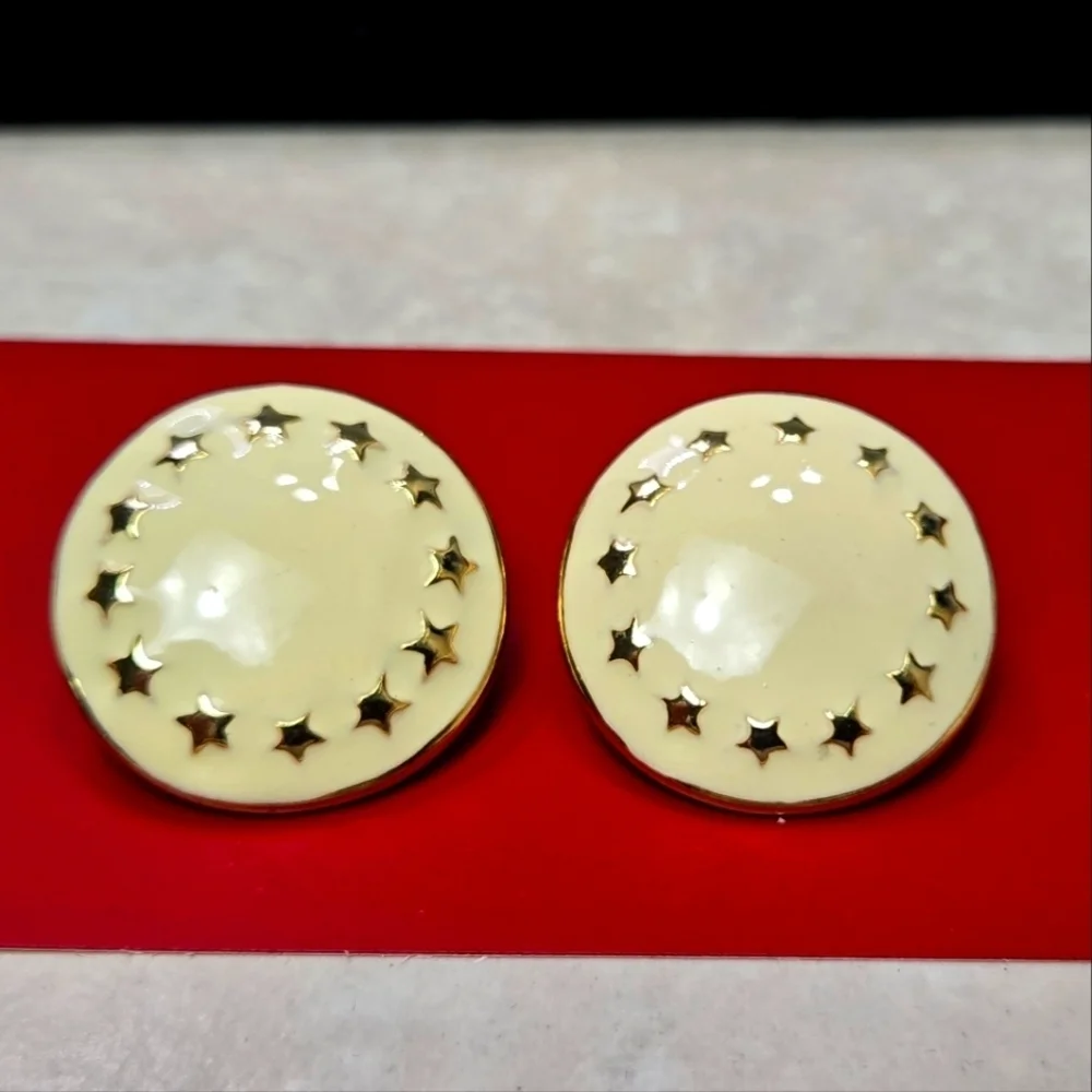 Vintage elegant cream