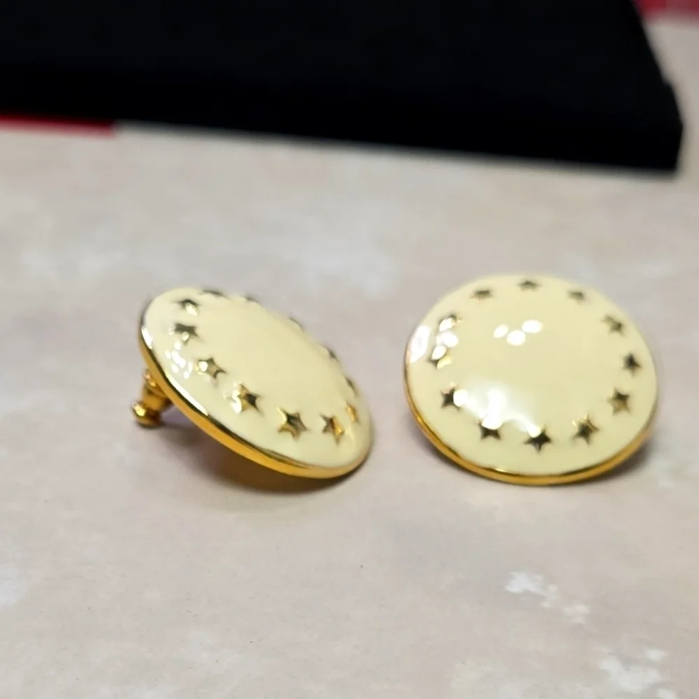 Vintage elegant cream