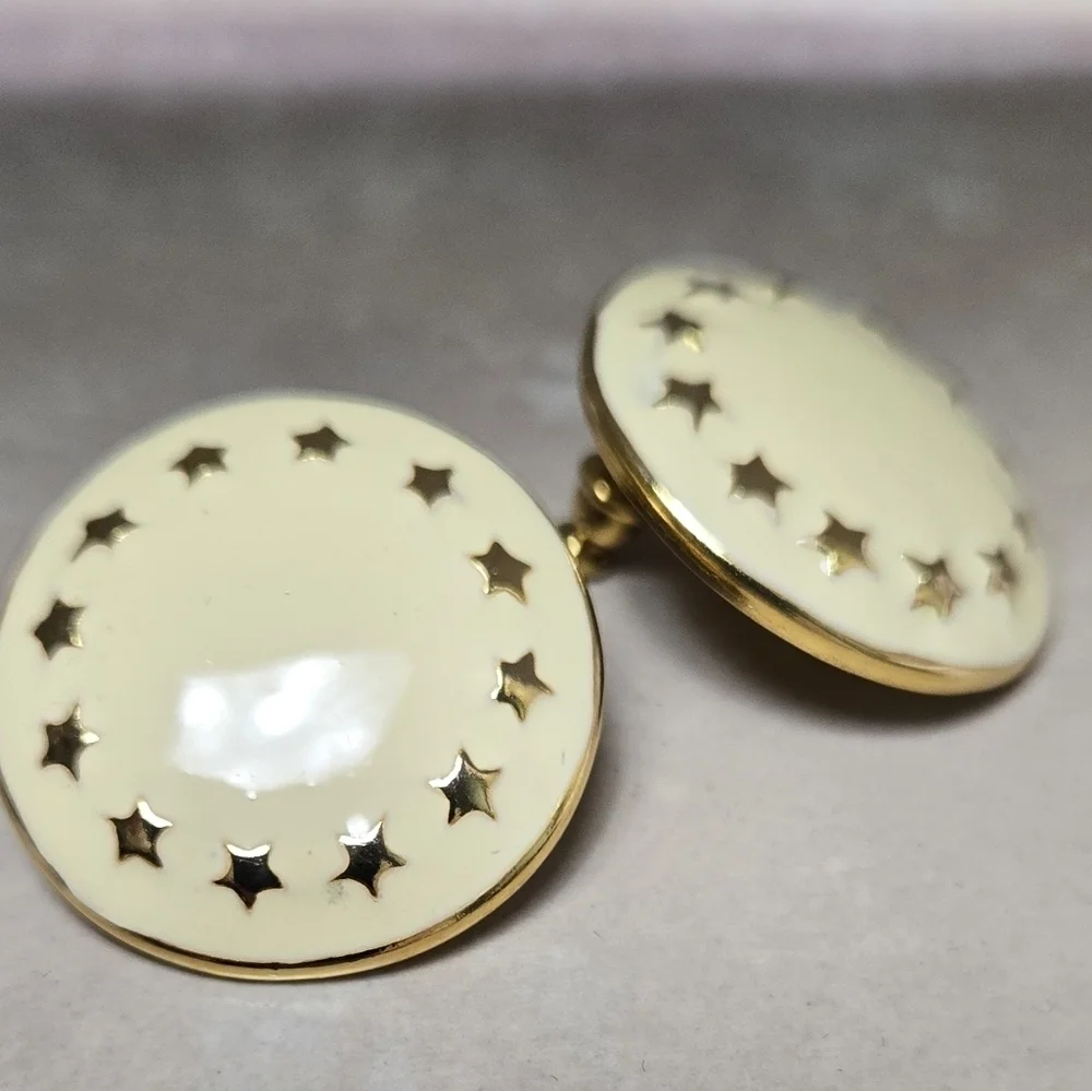 Vintage elegant cream