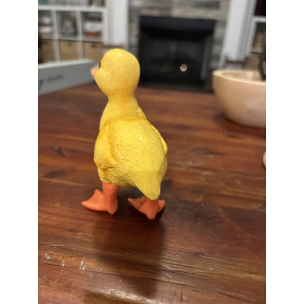 N/A resin figurine features