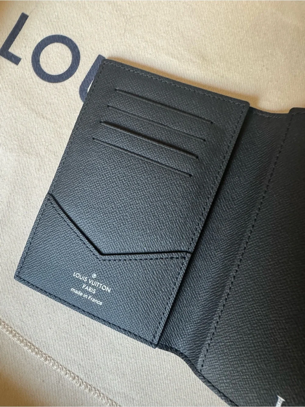 Louis Vuitton 100% embossed compact