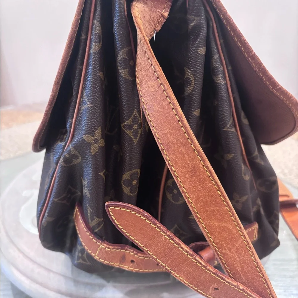 Louis Vuitton messenger cracks