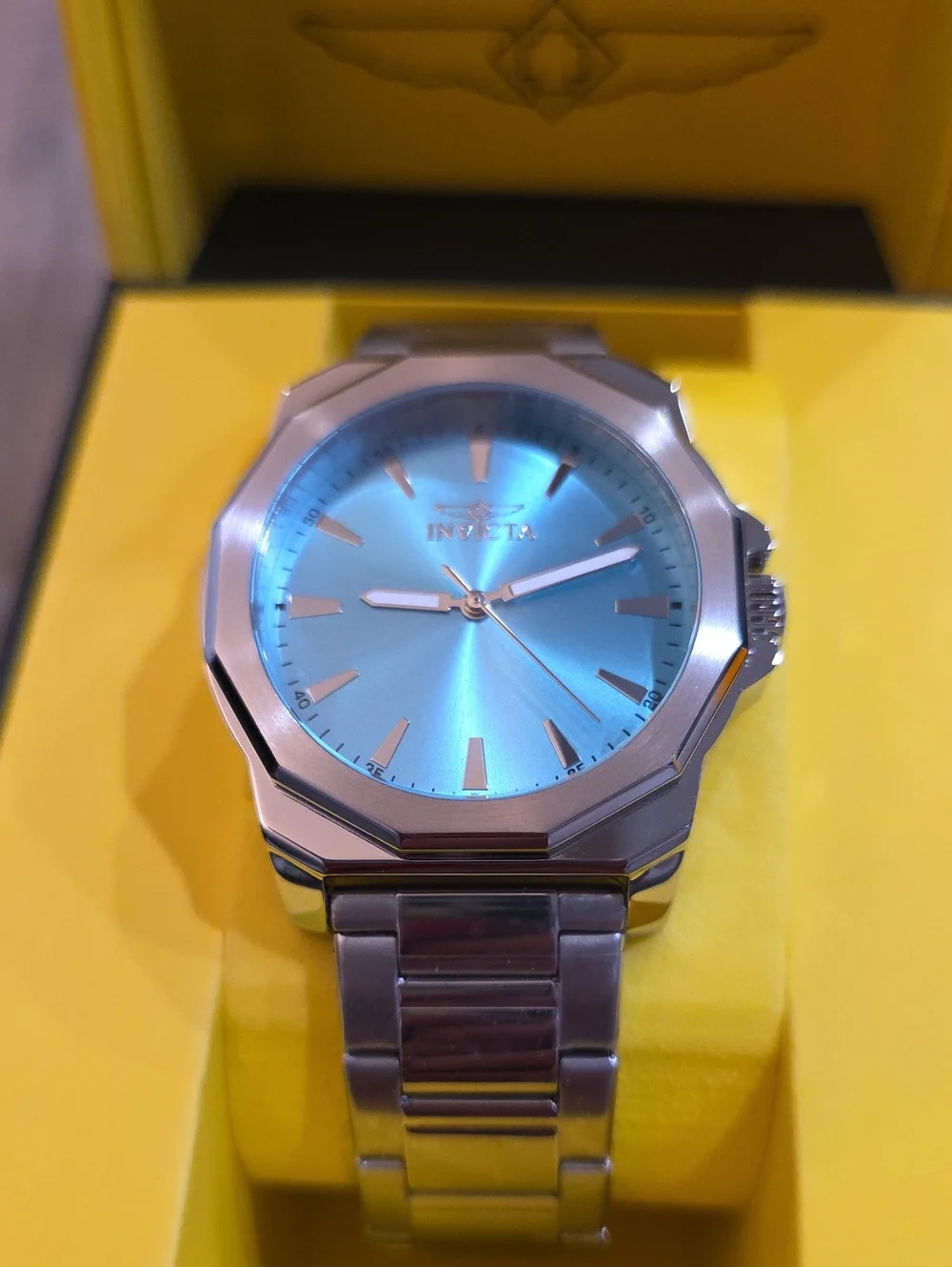 Invicta wristwatch vibrant
