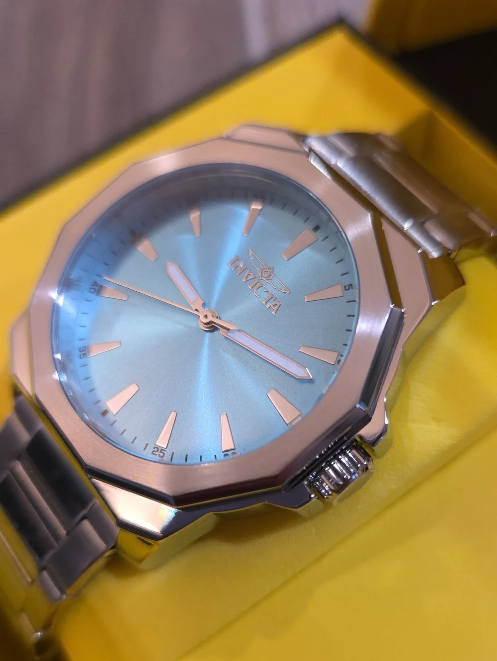 Invicta wristwatch vibrant