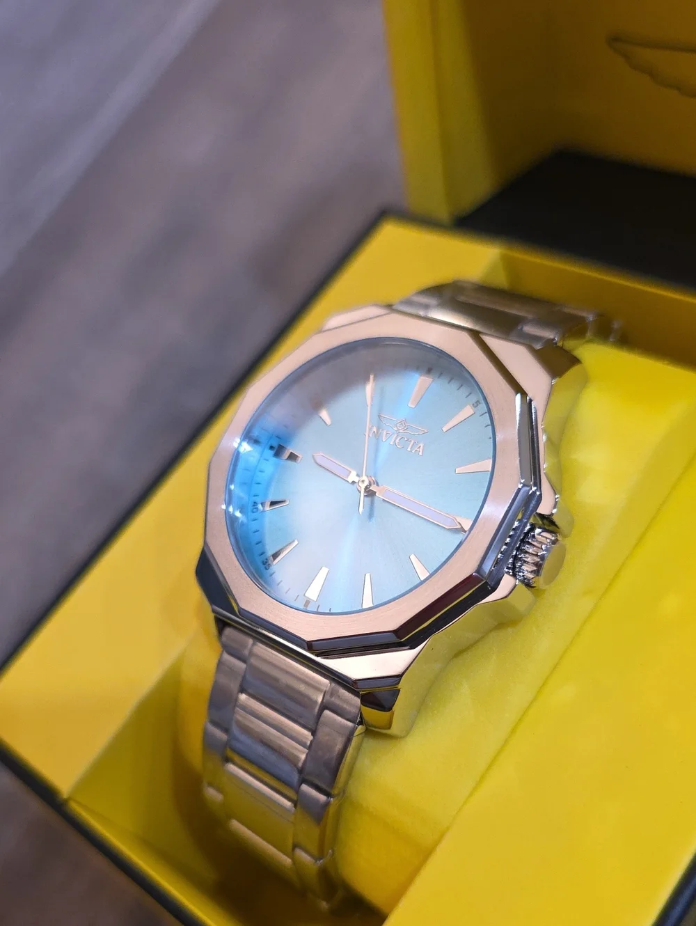 Invicta wristwatch vibrant