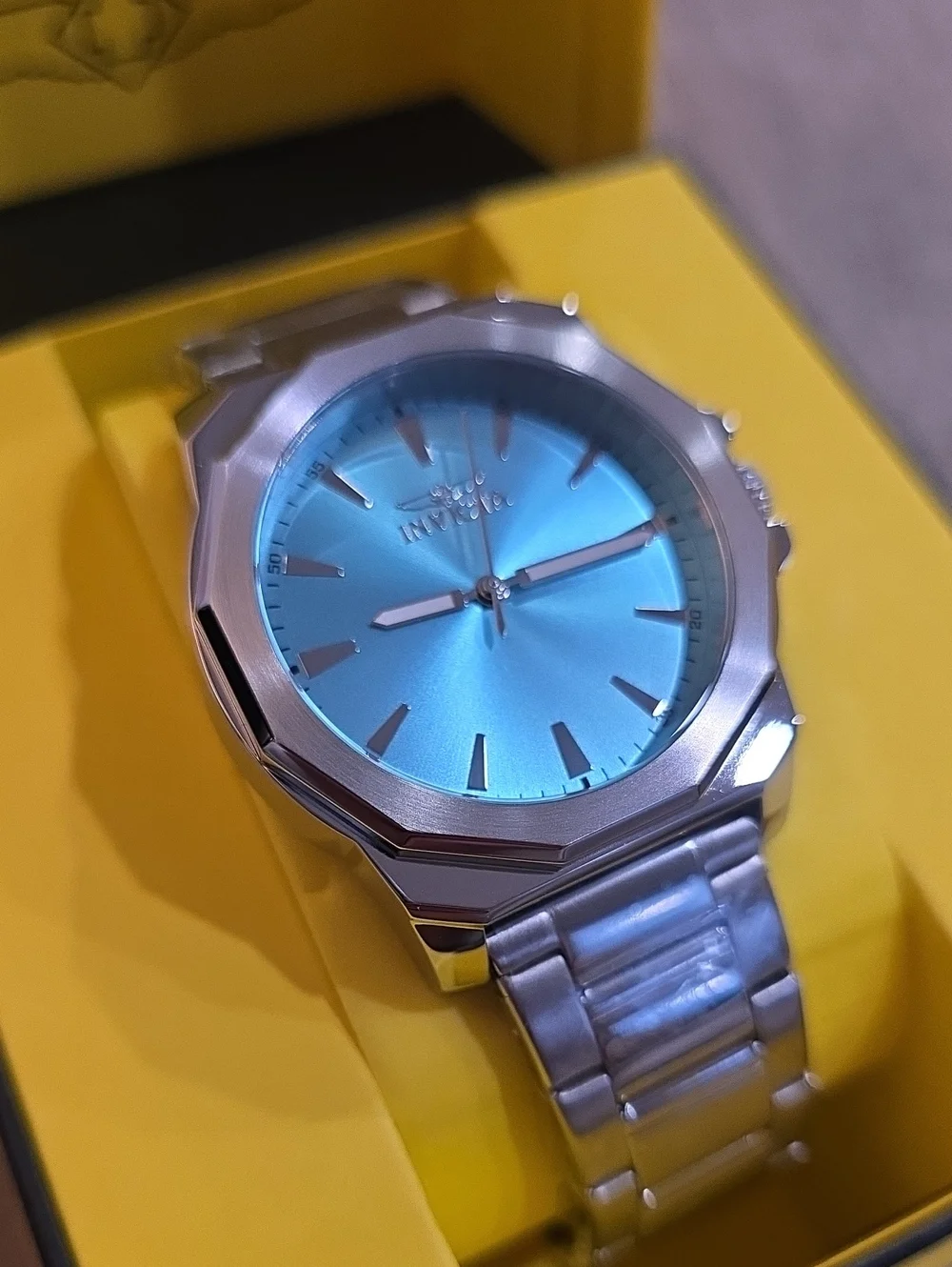 Invicta wristwatch vibrant
