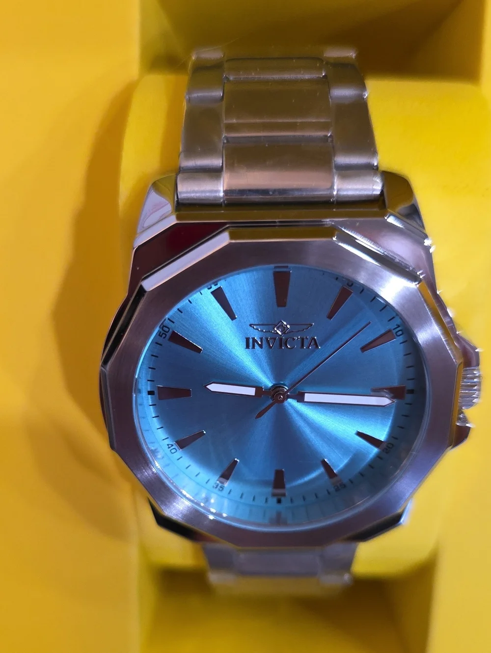 Invicta wristwatch vibrant