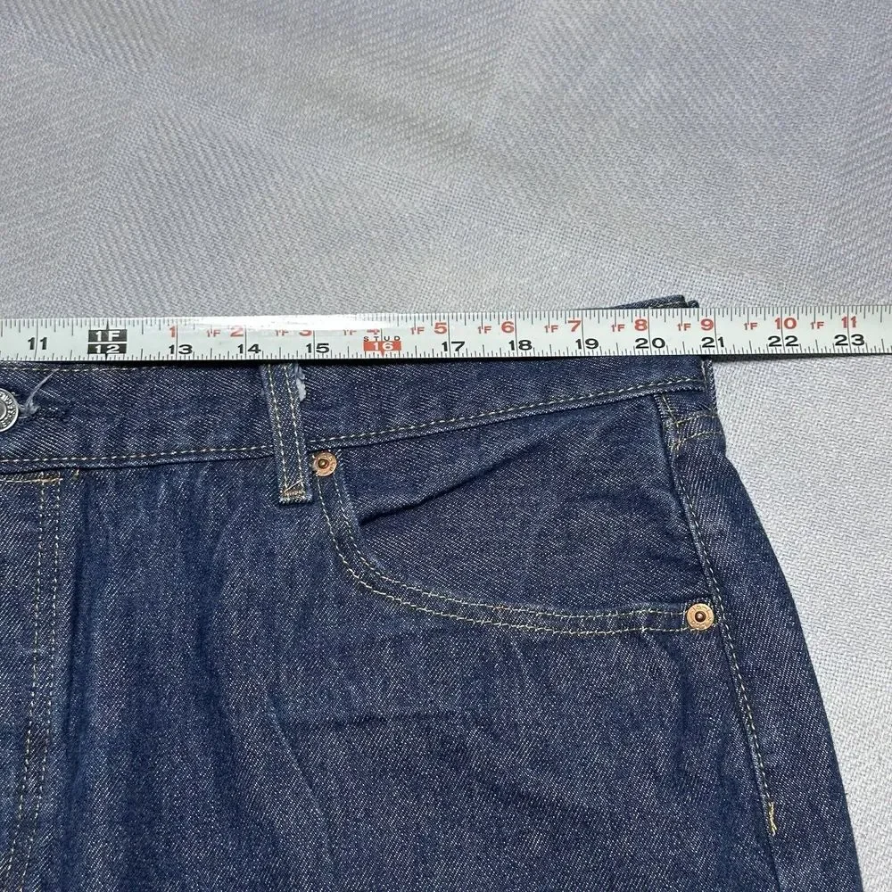 Levis based dark waist