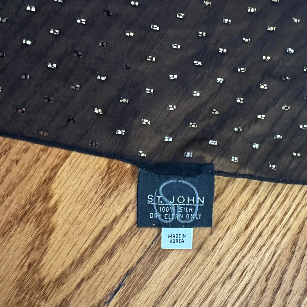 St. John chic black