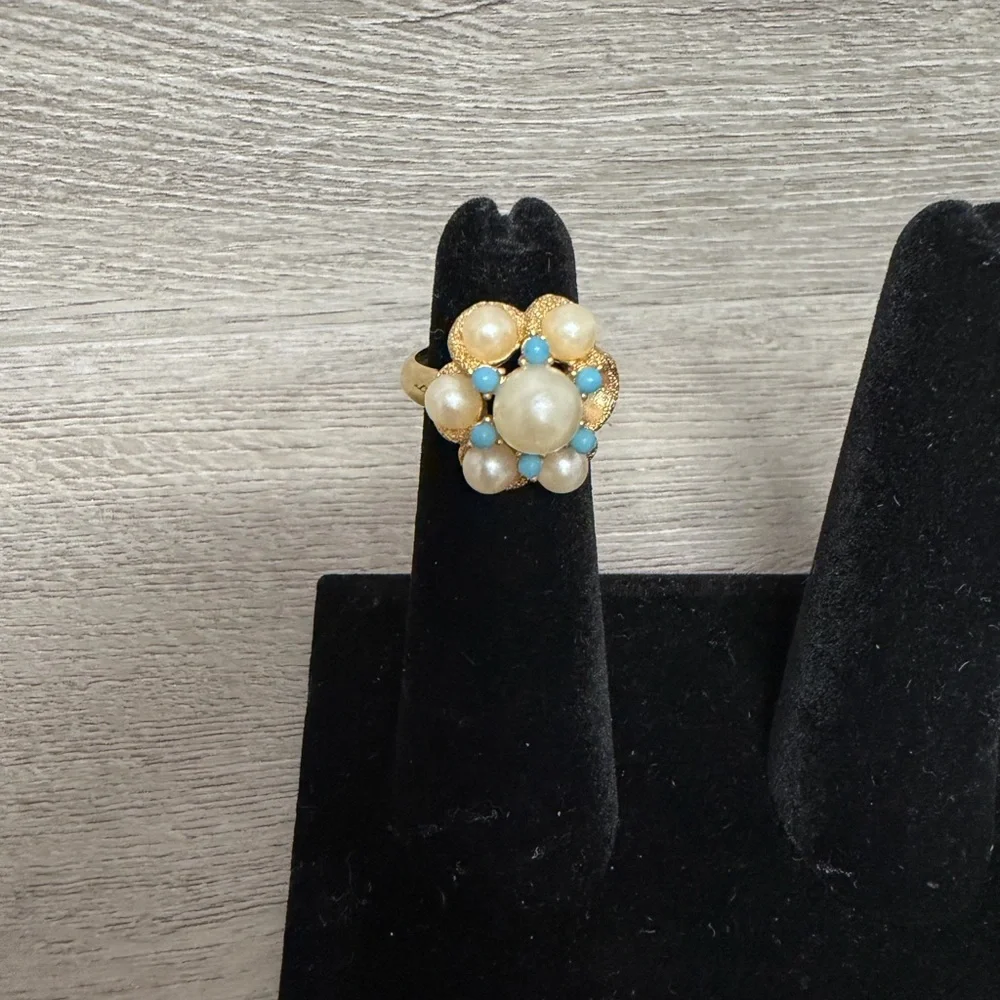 Elegant Gold Tone and Pearl Cluster Ring‎ size 5