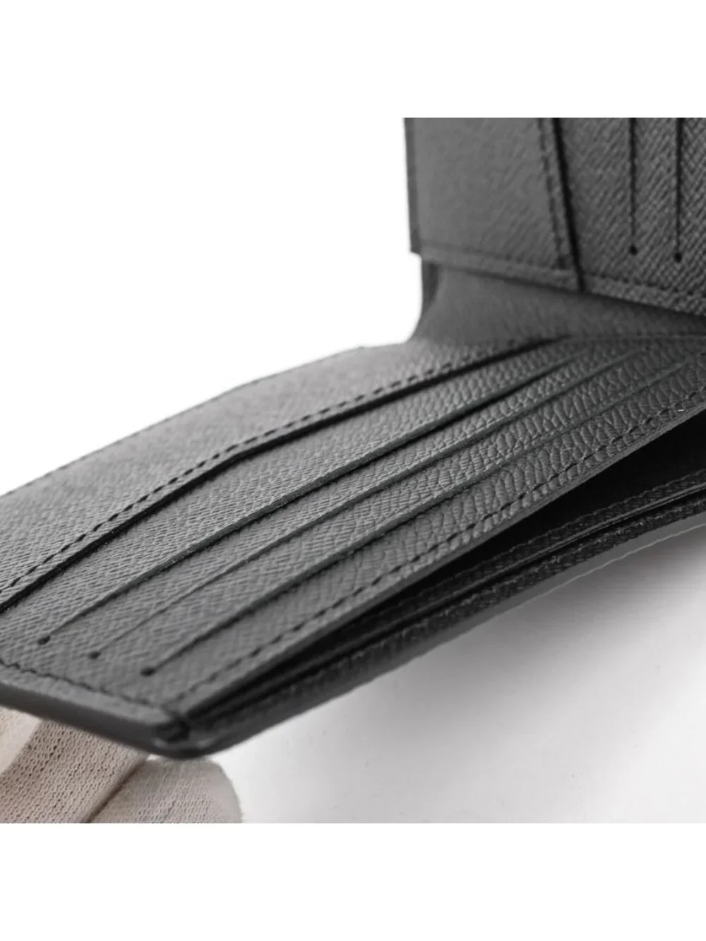 Louis Vuitton versatile portefeuille functions