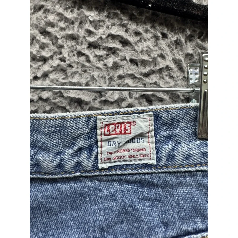 Levis wear signs preowned