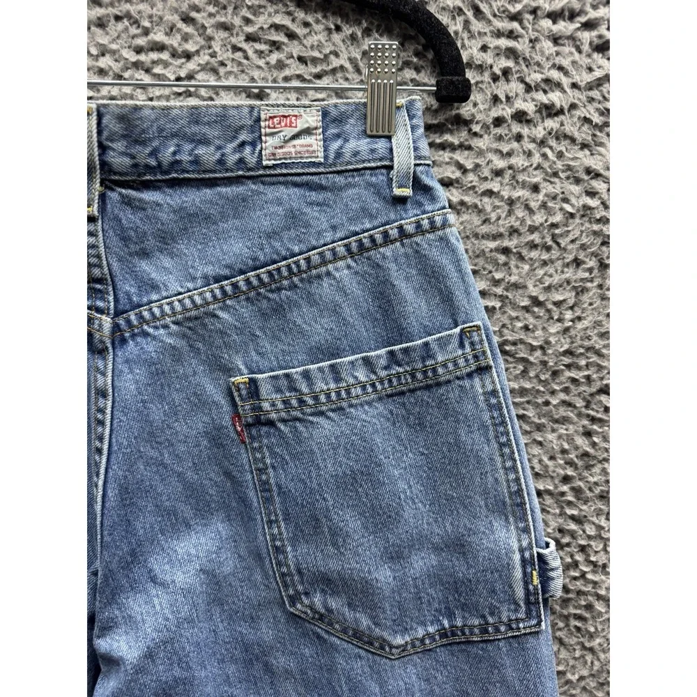 Levis distressing wear has