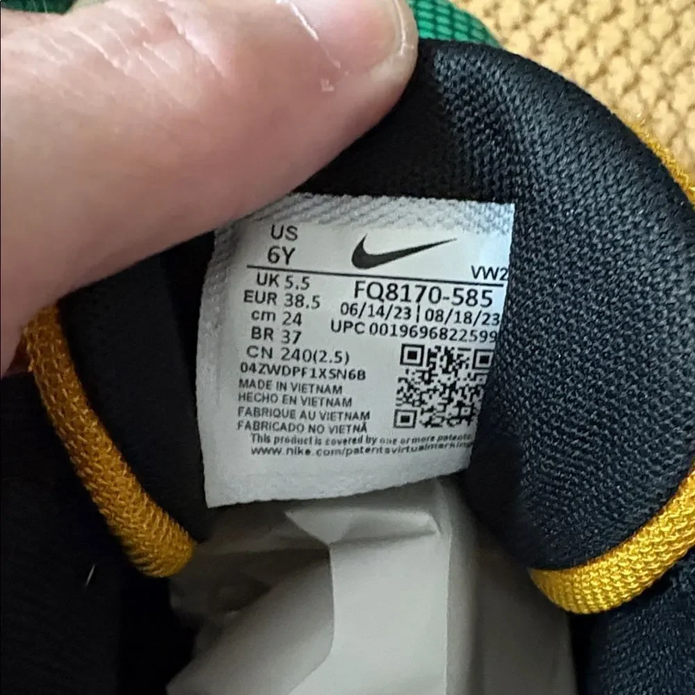 Nike dynamic sneakers
