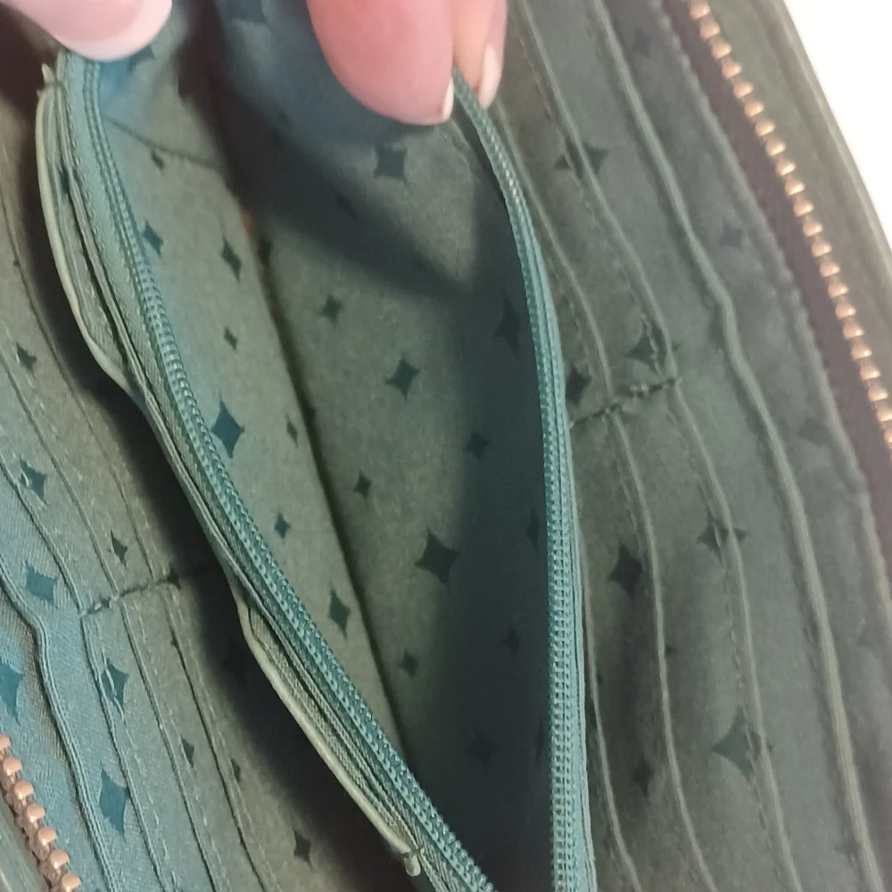 Fossil leather 260705