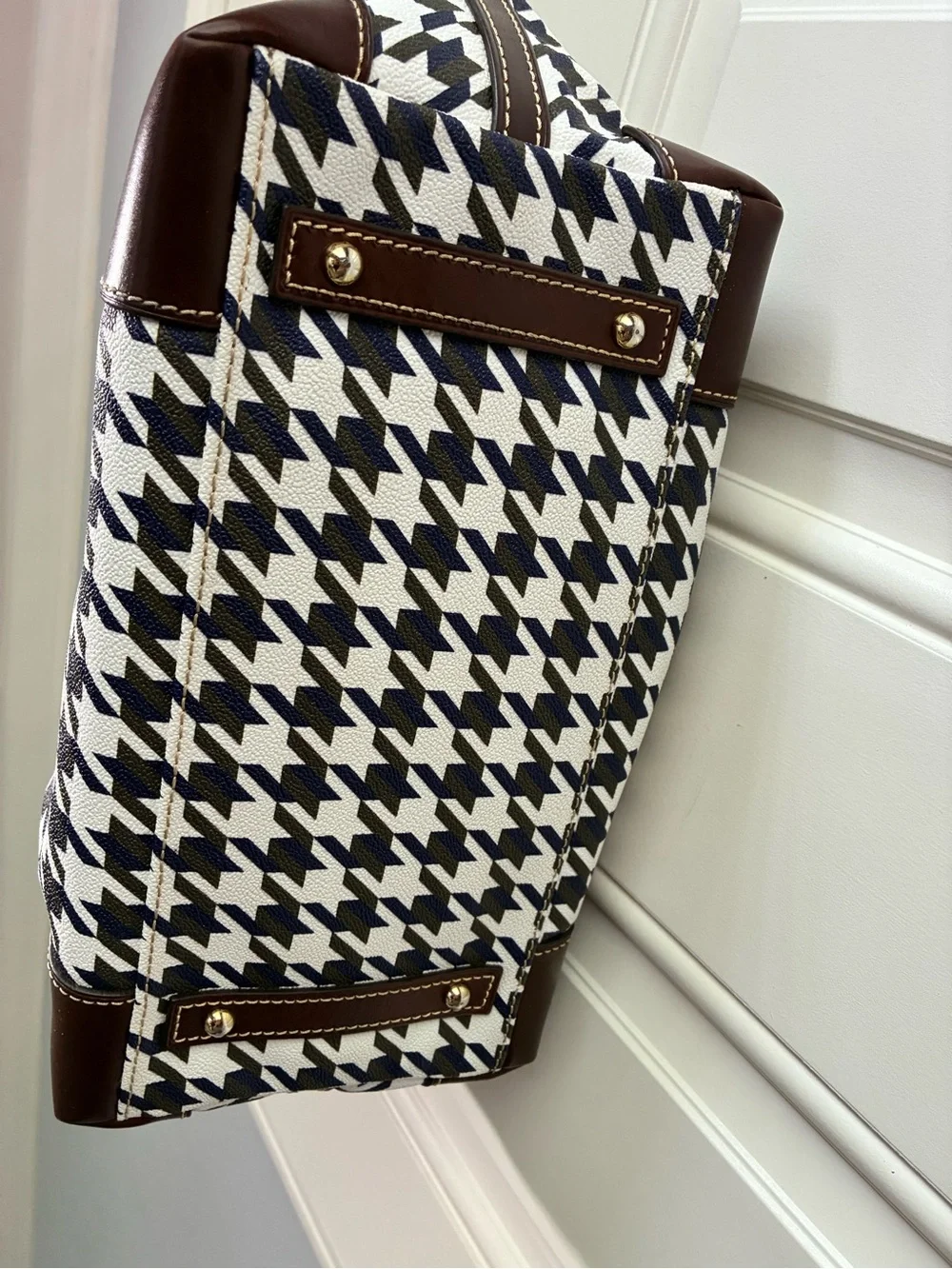 Dooney & Bourke use front