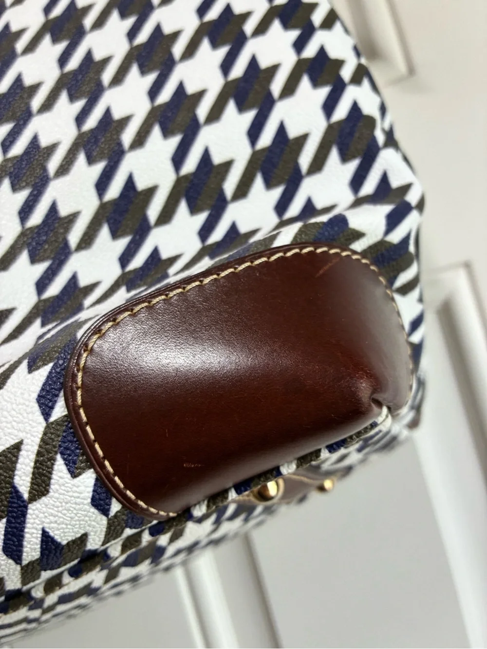 Dooney & Bourke travel bourke trim