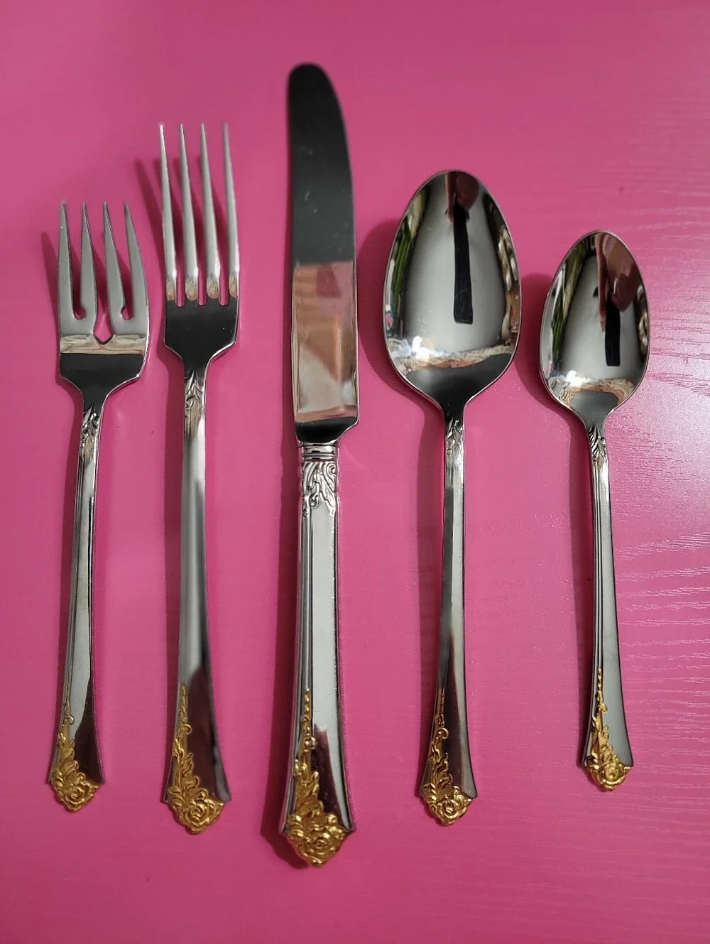 Oneida Golden Damask Rose Stainless Gold Accents 5 Piece Silverware Set (1387)
