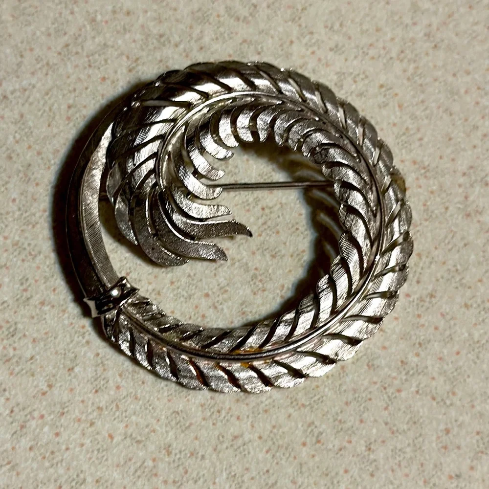 Vintage Trifari silver tone brushed and polished broach (603)