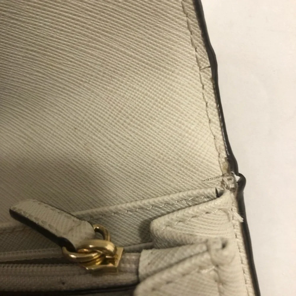 Michael Kors edges cracks some