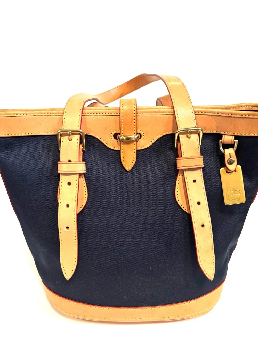 Dooney & Bourke cabriolet logo