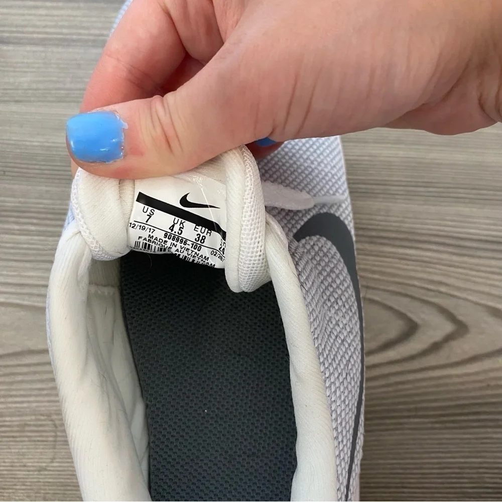 Nike sneakers 20% flex