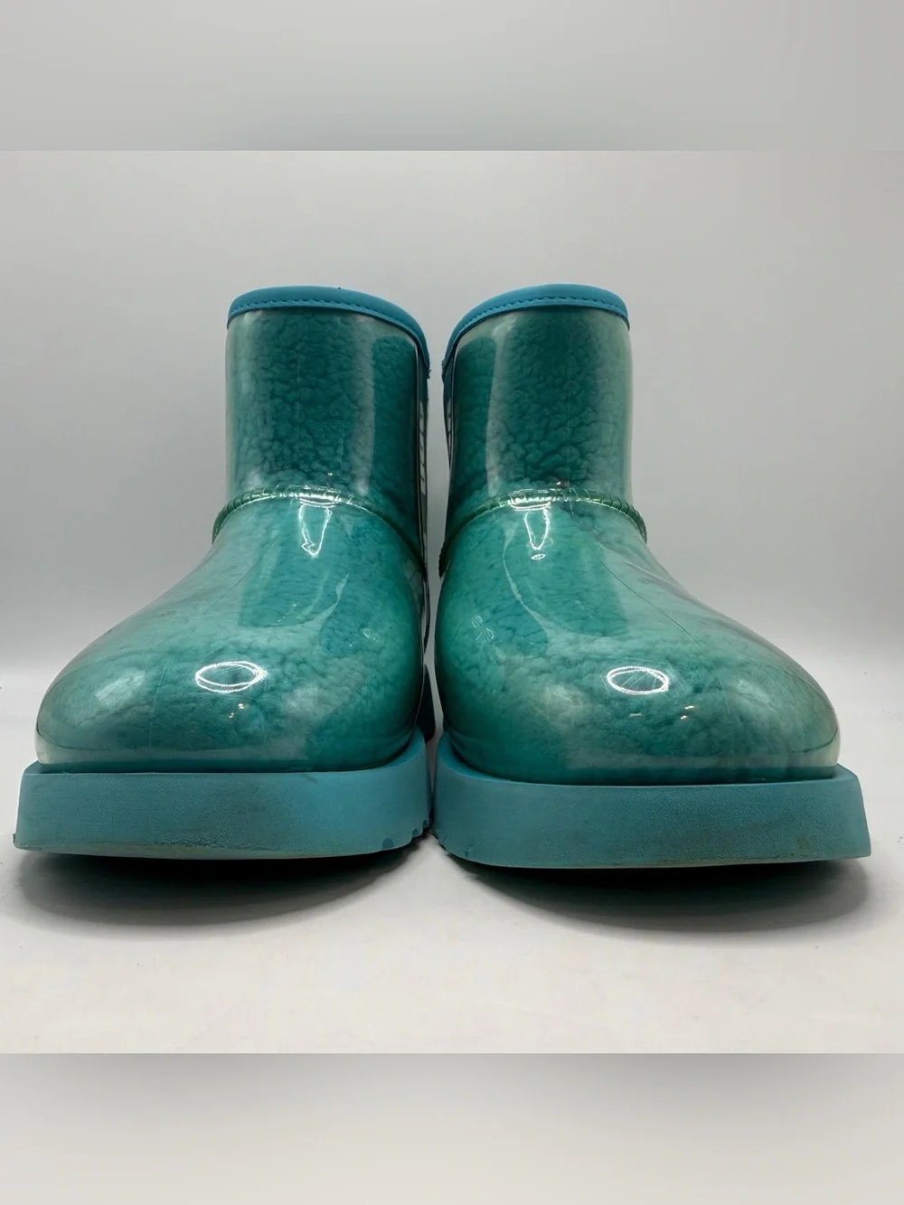 UGG light good
