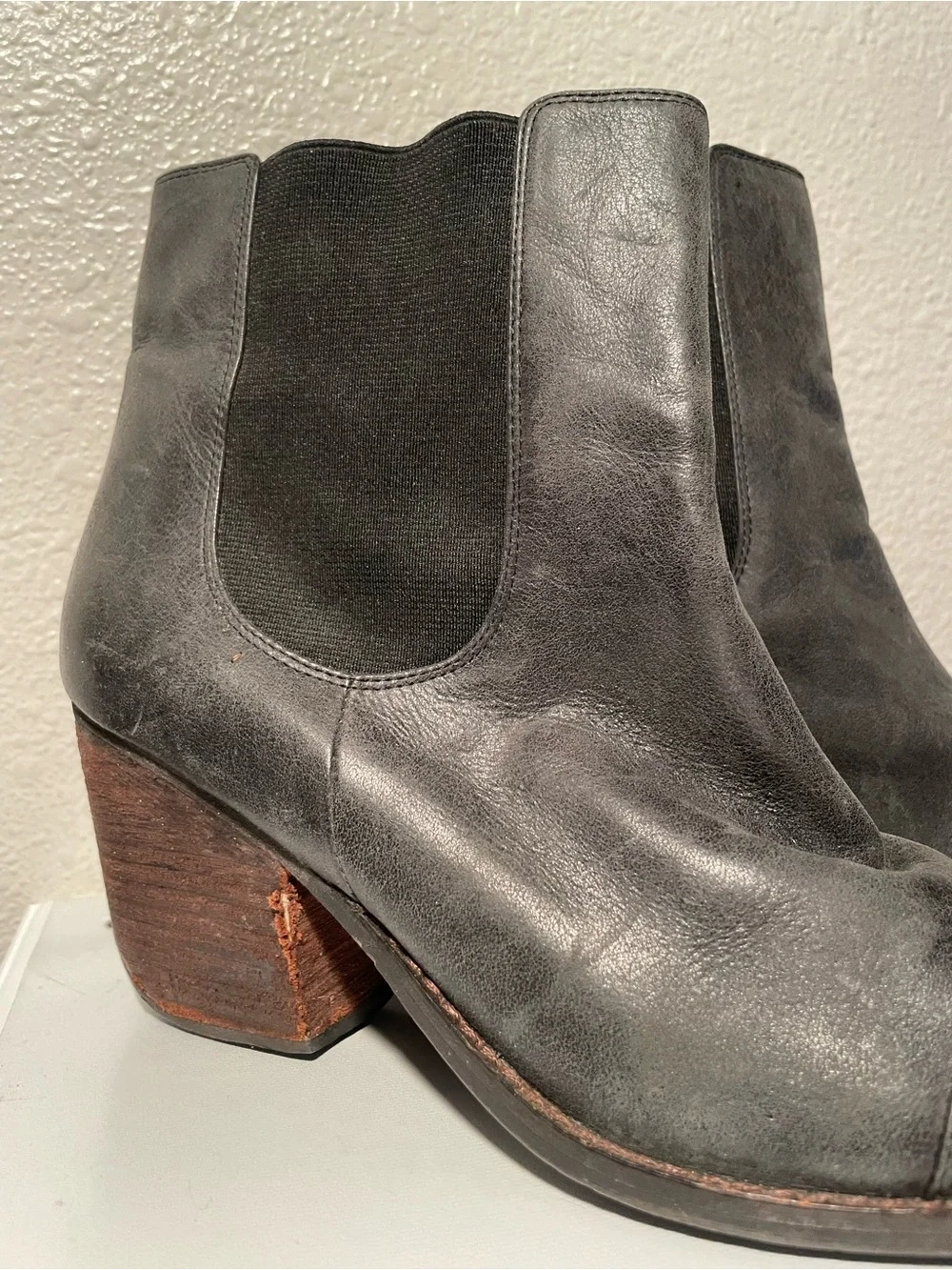 Jeffrey Campbell photos black well