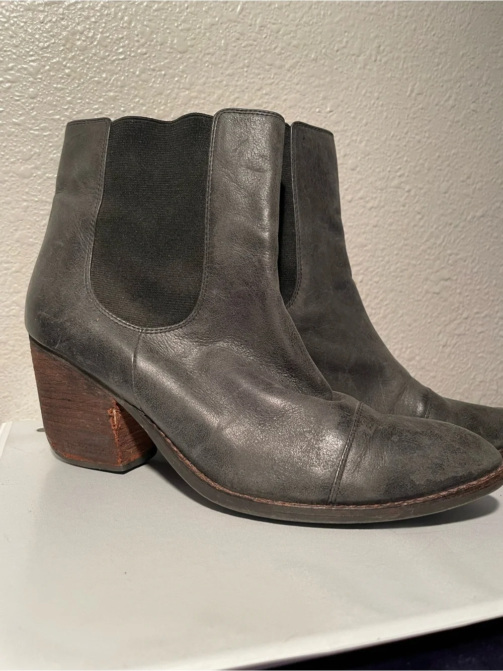 Jeffrey Campbell free elastic above