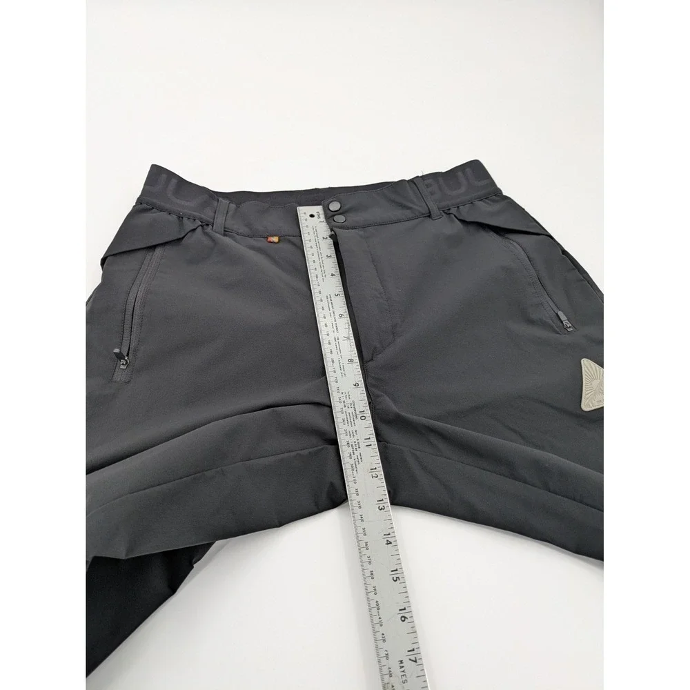 Bula visible knees