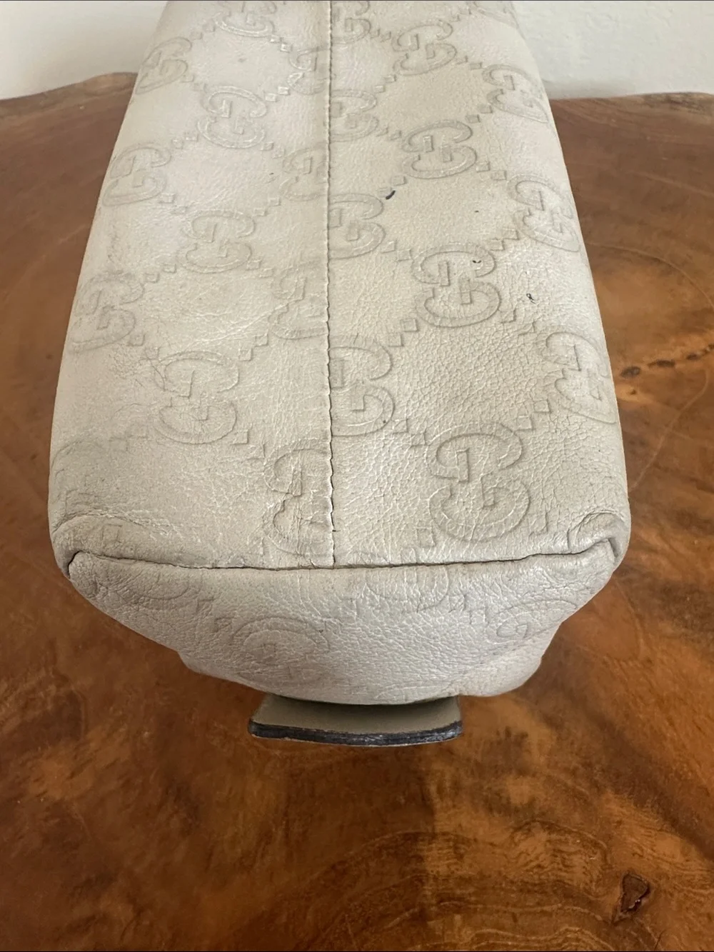 Gucci bottom embroidered clean