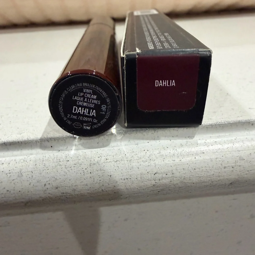 Kat Von D shade discover lip