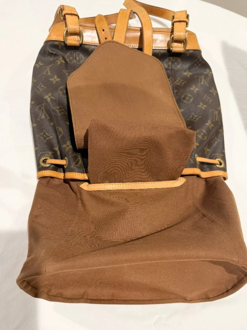 Louis Vuitton comes trim closure