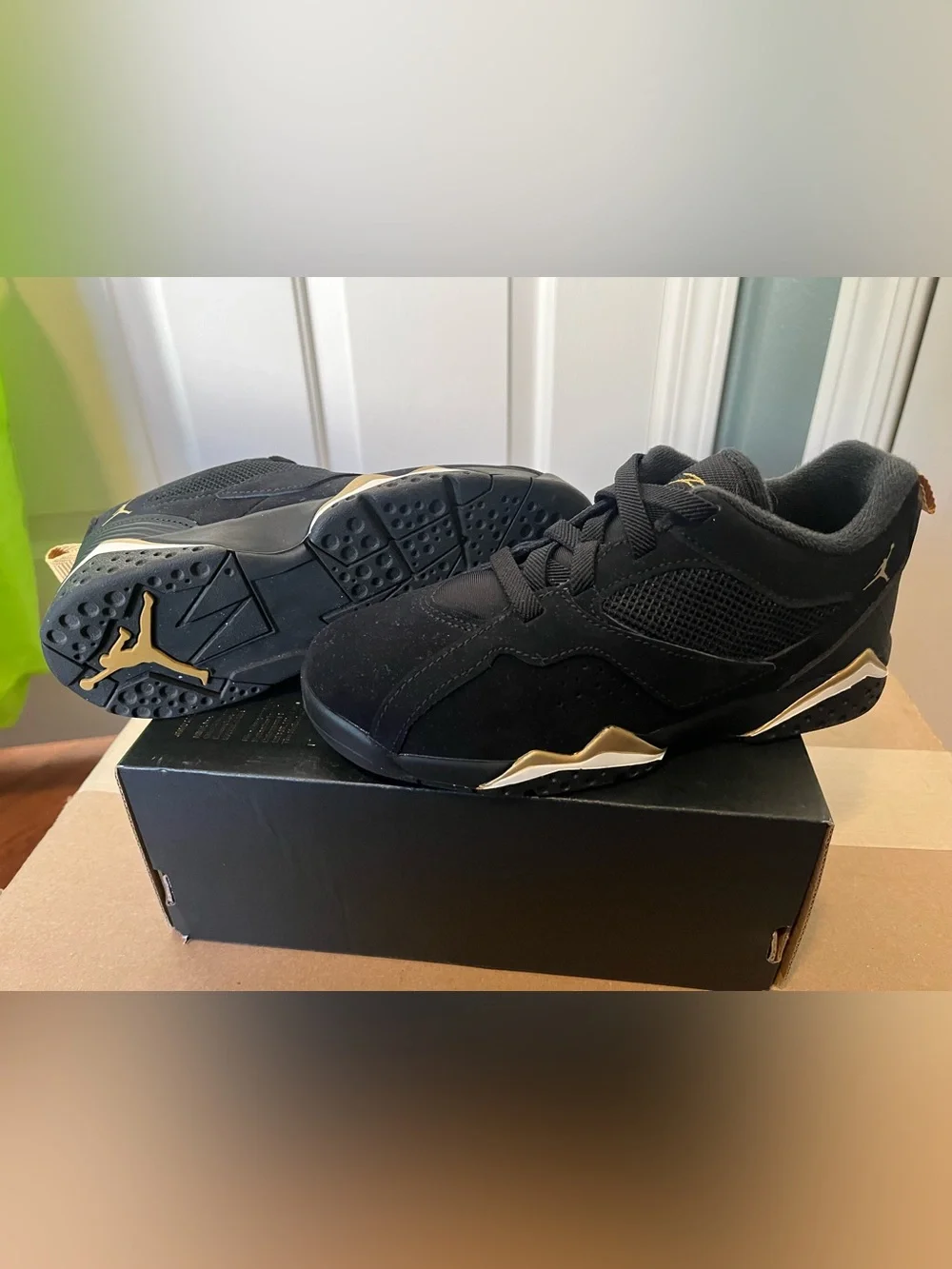Jordan Boys' Low-Top Sneakers black/gold