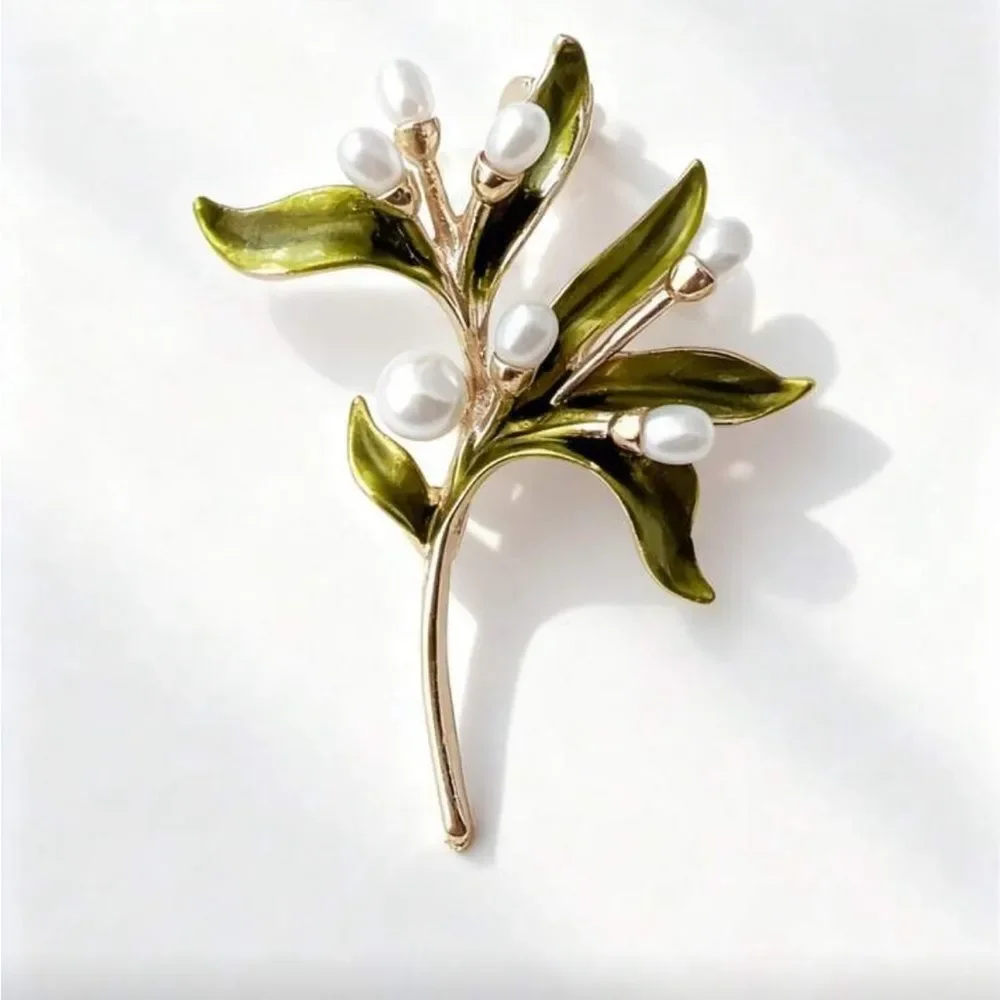 Gold Leaf Brooch with Pearls Q594