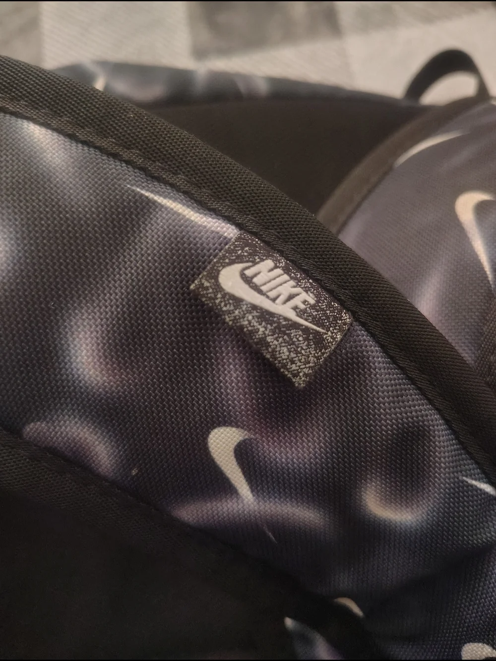 Nike pocket use white