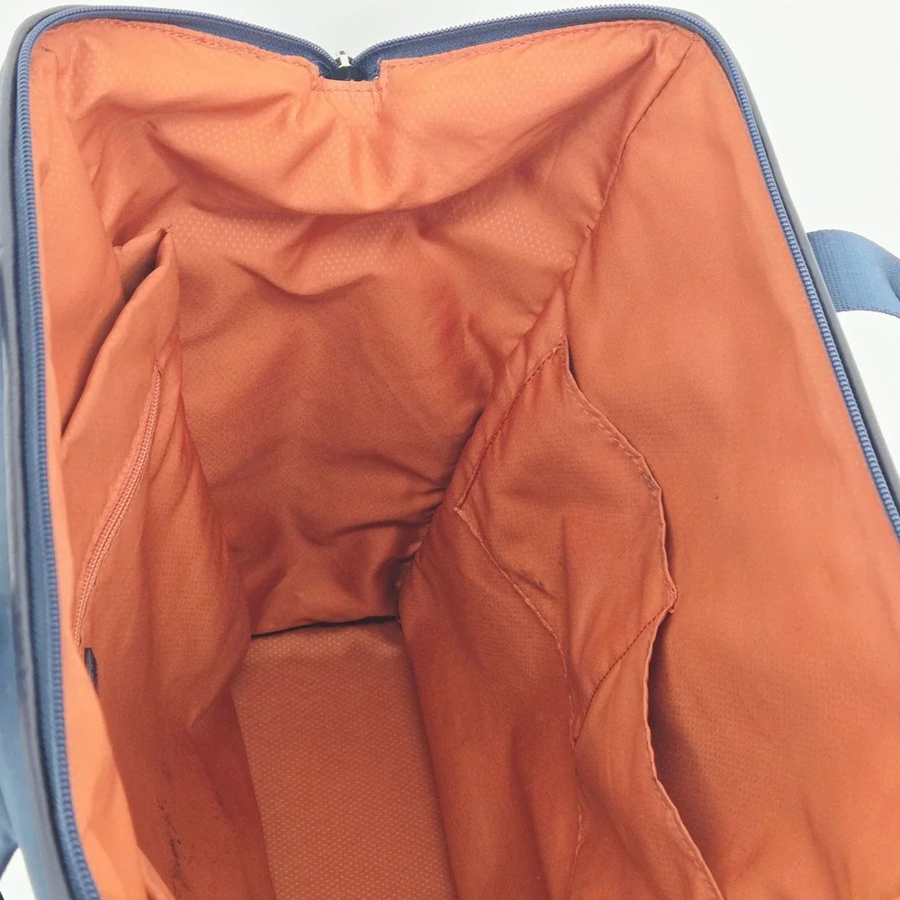 Tumi pre black interior